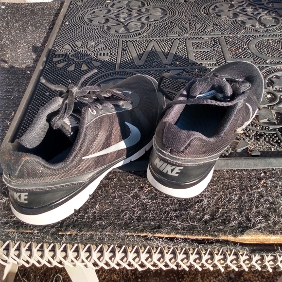 Women's Nike Core Trainer Sz 6 Running Shoes black and white - Picture 10 of 10